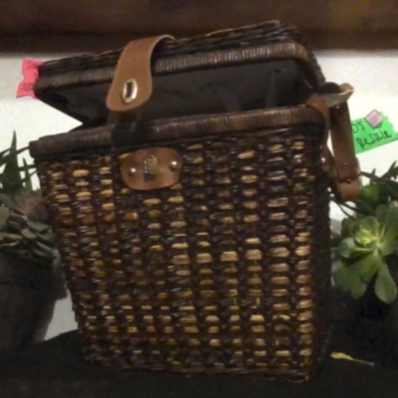 Old Fashion Wicker Pic-Nic Basket W/holders for Wine and Glasses - Picture 4 of 7